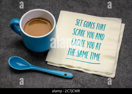 impostare obiettivi che ti spaventa e ti entusiasma allo stesso tempo nota ispiratrice, calligrafia su un tovagliolo con caffè, business, istruzione e sviluppo personale Foto Stock