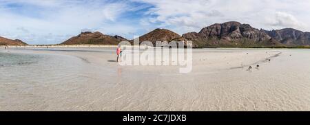 Una coppia a piedi fuori Balandra Beach, BCS Messico. Foto Stock