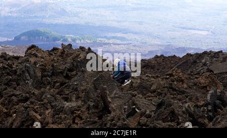 Etna, Parco Nazionale dell'Etna, Parco dell'Etna –´Etna, Rifugio Giovanni Sapienza, Crateri Silvestri inferiore, giochi per bambini in mezzo a rocce laviche. Foto Stock