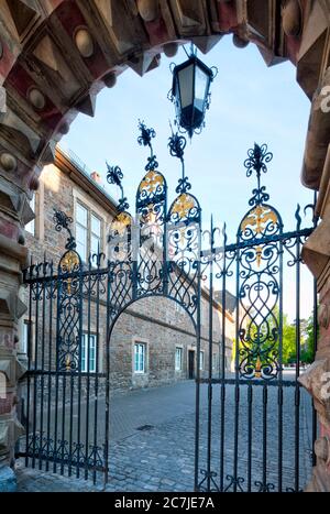 Portale d'ingresso, Schloss Bückeburg, piazza del mercato, castello, facciate di case, Bückeburg, bassa Sassonia, Germania, Europa Foto Stock