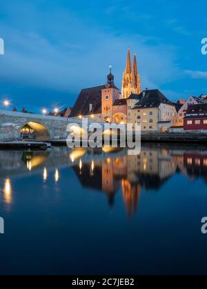 Regensburg, città vecchia, crepuscolo, cattedrale, torre ponte, ponte di pietra, Danubio, Baviera, Germania Foto Stock