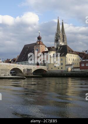 Regensburg, città vecchia, cattedrale, torre del ponte, ponte di pietra, Danubio, Baviera, Germania Foto Stock