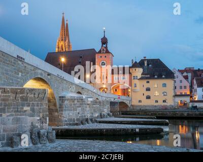 Regensburg, città vecchia, crepuscolo, cattedrale, torre ponte, ponte di pietra, Danubio, Baviera, Germania Foto Stock