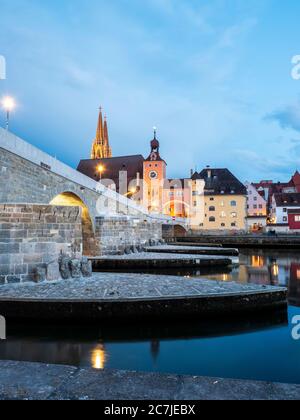 Regensburg, città vecchia, crepuscolo, cattedrale, torre ponte, ponte di pietra, Danubio, Baviera, Germania Foto Stock