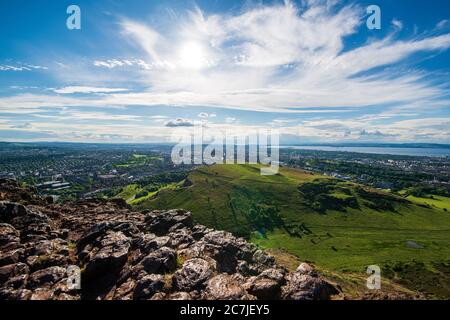 Vista dalla cima di Arthur's Seat, Edimburgo, Scozia Foto Stock