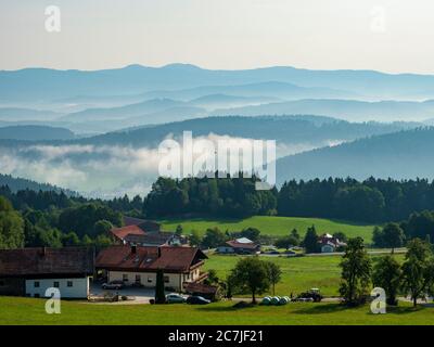 Vista sulle montagne con Großer Arber da Kollnhof vicino a S. Englmar, Foresta Bavarese, Baviera, Germania Foto Stock