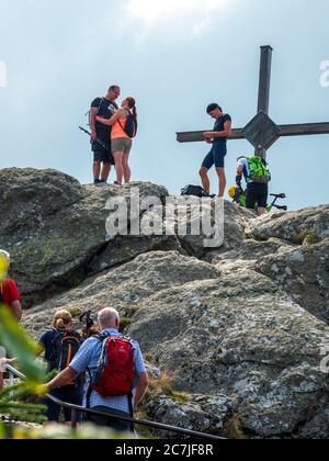 Gli escursionisti alla cima attraversano Grossen Osser, Foresta Bavarese, Baviera, Germania Foto Stock