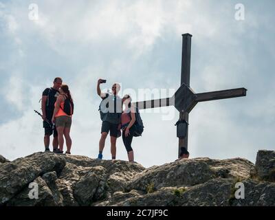 Gli escursionisti alla cima attraversano Grossen Osser, Foresta Bavarese, Baviera, Germania Foto Stock