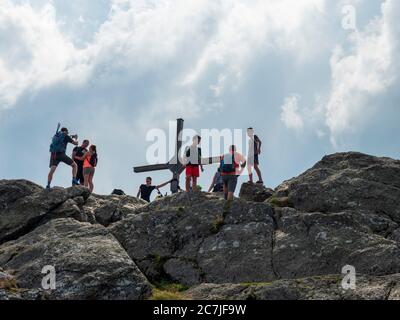 Gli escursionisti alla cima attraversano Grossen Osser, Foresta Bavarese, Baviera, Germania Foto Stock