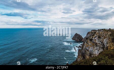 Alto angolo del mare vicino alla montagna sotto un cielo nuvoloso a Cabo Penas, Asturie, Spagna Foto Stock