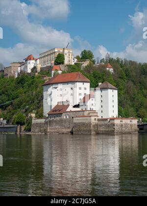 Casa superiore fissa e castello inferiore casa a Dreiflüsseeck, Passau, Baviera, Germania Foto Stock