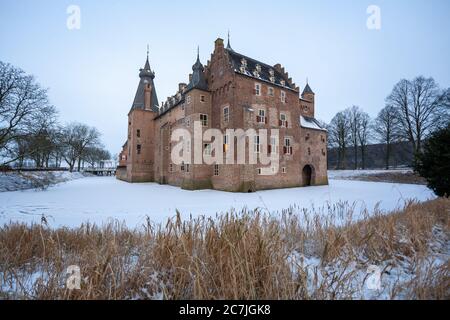Affascinante alba sullo storico castello di Doorwerth durante l'inverno Olanda Foto Stock