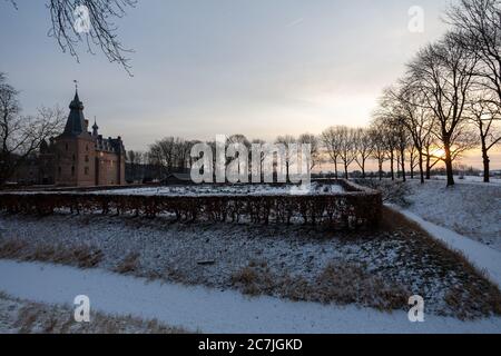Affascinante alba sullo storico castello di Doorwerth durante l'inverno Olanda Foto Stock