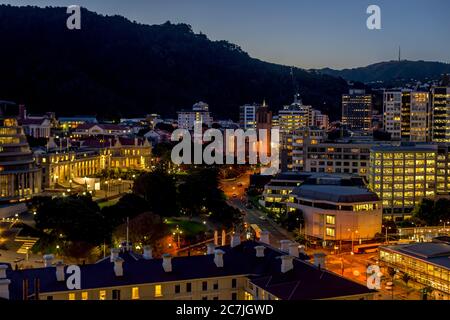 WELLINGTON, NUOVA ZELANDA - 12 agosto 2017: Un'immagine ad alto angolo di edifici illuminati di Wellington in serata Foto Stock