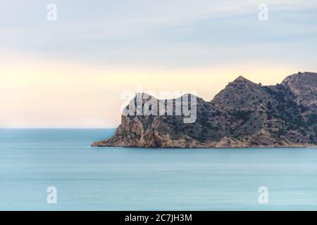 Atmosfera al tramonto con paesaggio arancione colorato sulla montagna rocciosa di Costa Blanca, Altea, Spagna Foto Stock