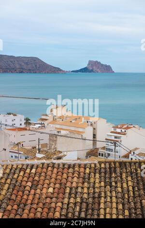 Vista sui tetti di tegole arancioni della città vecchia, fino all'oceano e la roccia di Calpe, Altea, Costa Blanca, Spagna Foto Stock