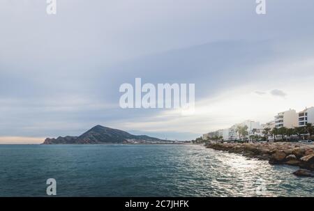 Tramonto lungo la passeggiata costiera di Altea con vista sulla montagna e l'oceano, Altea, Costa Blanca, Spagna Foto Stock