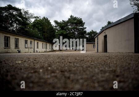 Berlino, Germania. 16 luglio 2020. Caserma sul terreno del Centro di documentazione per il lavoro forzato NS. Nella ex caserma ricettiva, sulla base dell'unico campo operaio forzato dell'epoca nazista, quasi completamente conservato, sono presenti, oltre alla mostra permanente, un archivio, una biblioteca, un luogo di incontro internazionale per i giovani, nonché mostre temporanee e sale per eventi. Credit: Pedersen/dpa-Zentralbild/ZB/dpa/Alamy Live News Foto Stock