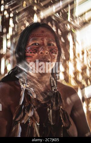 I membri della tribù Tuyuka che ballano nel loro villaggio nella giungla Amazzonica brasiliana, Manaus, Brasile Foto Stock