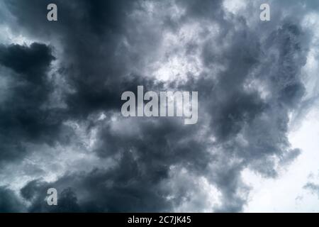 Nuvole scure nel cielo prima di pioggia forte tempesta. I tre tipi più comuni di nuvole di pioggia sono strato, cirro e cumulo. Foto Stock