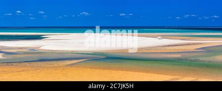 Modelli di sabbia e mare nell'Arcipelago di Bazaruto, Mozambico, Foto Stock
