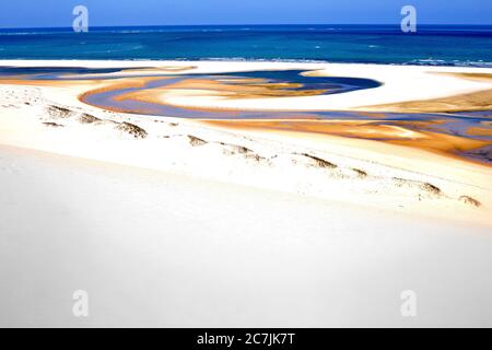 Modelli di sabbia e mare nell'Arcipelago di Bazaruto, Mozambico, Foto Stock