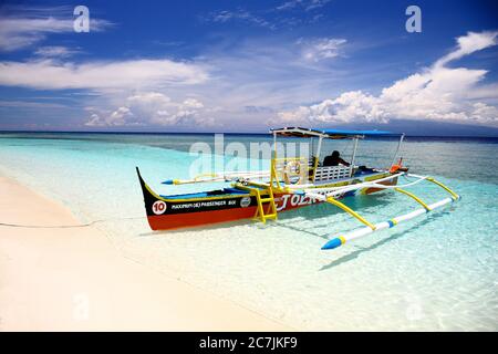 Sabbia nella famosa spiaggia dell'isola di Mangtigue, coltivare alghe è una delle principali attività economiche dell'isola, Foto Stock