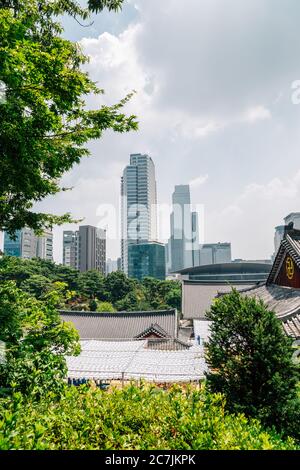 Tempio di Bongeunsa e grattacieli a Seoul, Corea Foto Stock