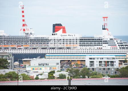 Fremantle, Australia Occidentale - 12 Febbraio 2017: Nave da crociera la Regina Maria II ancorata nel Porto di Fremantle, Australia Occidentale, con panoramica della citta' An Foto Stock