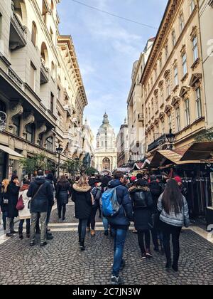 Mercatino di Natale lungo l'utca Zrínyi a Budapest Foto Stock
