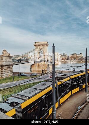Vista del Ponte delle catene di Budapest mentre passa un tram, l'Ungheria Foto Stock