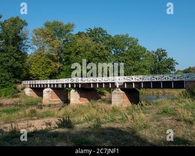 Muskauer Park, ponte sulla Neisse, patrimonio dell'umanità dell'UNESCO, Bad Muskau, alta Lusazia, Sassonia, Germania Foto Stock