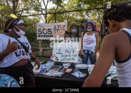 Brooklyn, Stati Uniti d'America . 17 luglio 2020. Save Our Streets (S.O.S) Brooklyn ha creato un tavolo come parte di "Occupy the Corner", che educa il pubblico sulla violenza delle armi vicino al parco giochi Raymond Bush di Madison Street e Marcus Garvey di Brooklyn, New York, il 17 luglio 2020. Davell Gardner, un anno, è stato ucciso a morte nel parco giochi durante un picnic il 12 luglio 2020. (Foto di Gabriele Holtermann/Sipa USA) Credit: Sipa USA/Alamy Live News Foto Stock