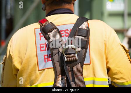 Perth, Australia, 26 novembre 2017: Membro del team di risposta alle emergenze con imbracatura e casco durante l'addestramento di soccorso. Foto Stock