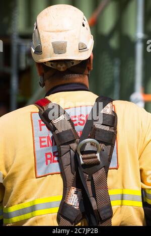 Perth, Australia, 26 novembre 2017: Membro del team di risposta alle emergenze con imbracatura e casco durante l'addestramento di soccorso. Foto Stock