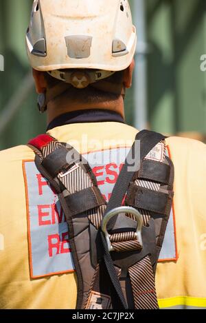 Perth, Australia, 26 novembre 2017: Membro del team di risposta alle emergenze con imbracatura e casco durante l'addestramento di soccorso. Foto Stock