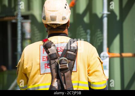 Perth, Australia, 26 novembre 2017: Membro del team di risposta alle emergenze con imbracatura e casco durante l'addestramento di soccorso. Foto Stock