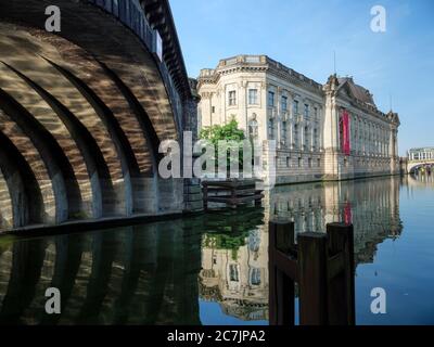 Ponte S-Bahn sopra lo Spree, il Museo Bode, lo Spree, l'Isola dei Musei, Berlino, Germania Foto Stock