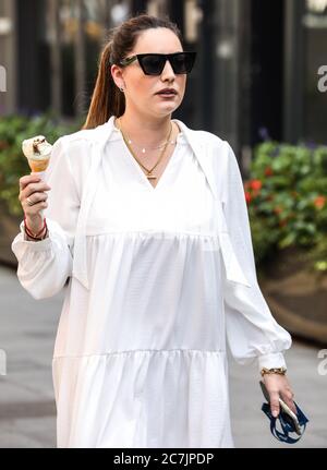 Londra, Regno Unito. 17 luglio 2020. Kelly Brook arriva al Global radio Studios di Londra. Credit: SOPA Images Limited/Alamy Live News Foto Stock