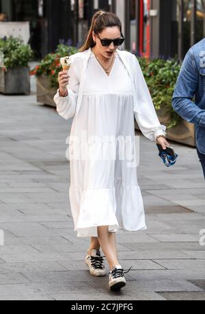 Londra, Regno Unito. 17 luglio 2020. Kelly Brook arriva al Global radio Studios di Londra. Credit: SOPA Images Limited/Alamy Live News Foto Stock