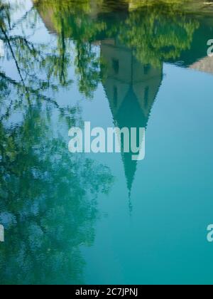 Blautopf, Klostekirche, Blaubeuren, Giura svevo, Baden-Württemberg, Germania Foto Stock