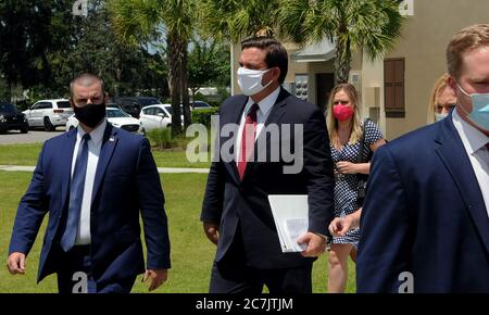 Apopka, Stati Uniti. 17 luglio 2020. Il governatore della Florida Ron DeSantis (centro) ha visto indossare un facemask come precauzione, parte dopo aver tenuto una conferenza stampa a Wellington Park Apartments per annunciare il rilascio di 75 milioni di dollari in finanziamenti dal CARES Act per i governi locali per fornire l'affitto e l'assistenza ipotecaria ai floridi che soffrono di difficoltà finanziarie a causa Alla pandemia COVID-19. DeSantis ha rifiutato di imporre un mandato di maschera facciale a livello statale nonostante il numero record di casi di coronavirus e morti nello stato negli ultimi giorni. Credit: SOPA Images Limited/Alamy Live News Foto Stock