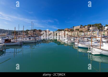 Barche da pesca nel porto di Port de Sóller, isola di Maiorca, Foto Stock