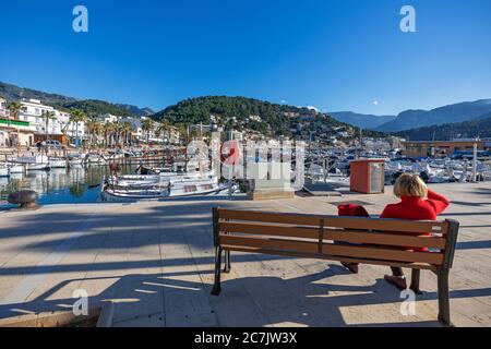 Lungomare del porto, panchina, porto di Port de Sóller, isola di Maiorca, Foto Stock