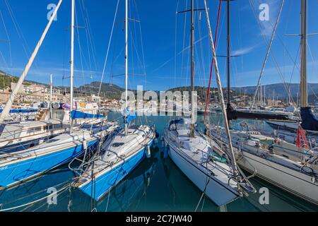 Barche a vela nel porto di Port de Sóller, isola di Maiorca, Foto Stock