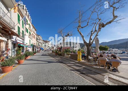 Strade al porto, negozi, caffè di strada, Port de Sóller, Maiorca isola, Foto Stock