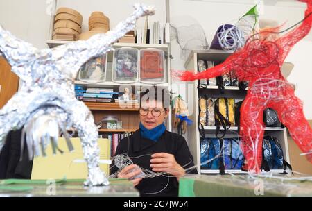 Un'artista di media misti lavora con Wire nel suo studio a Toi Poneke a Wellington NZ Foto Stock