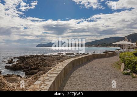 Lungomare, Cala Ratjada, Isola di Maiorca Foto Stock