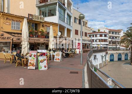 Lungomare del porto, ristorante al porto di Cala Ratjada, isola di Maiorca, Foto Stock