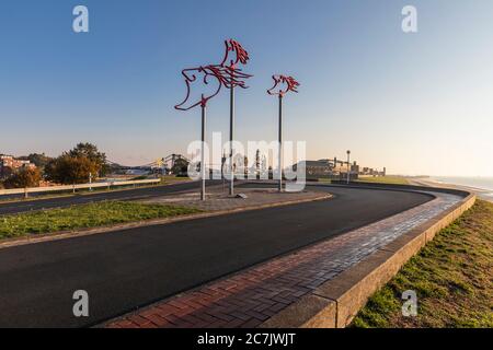 Mood mattutino, tre sculture in acciaio 'WINDWÄCHTER', sulla spiaggia sud, Fliegerdeich, Wilhelmshaven, bassa Sassonia, Foto Stock